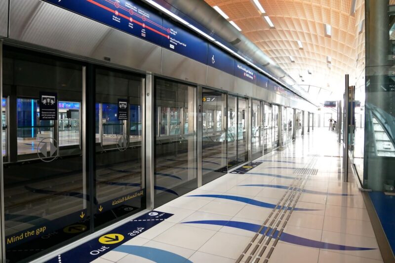 ドバイの駅のホーム